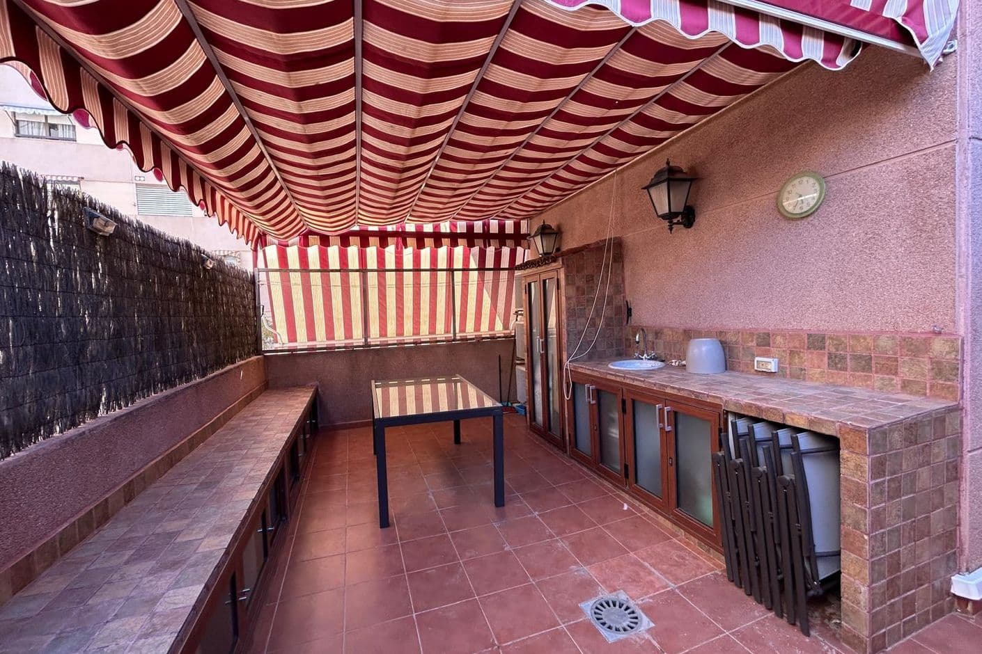 Ljust och rymligt hem med terrass och gemensam pool