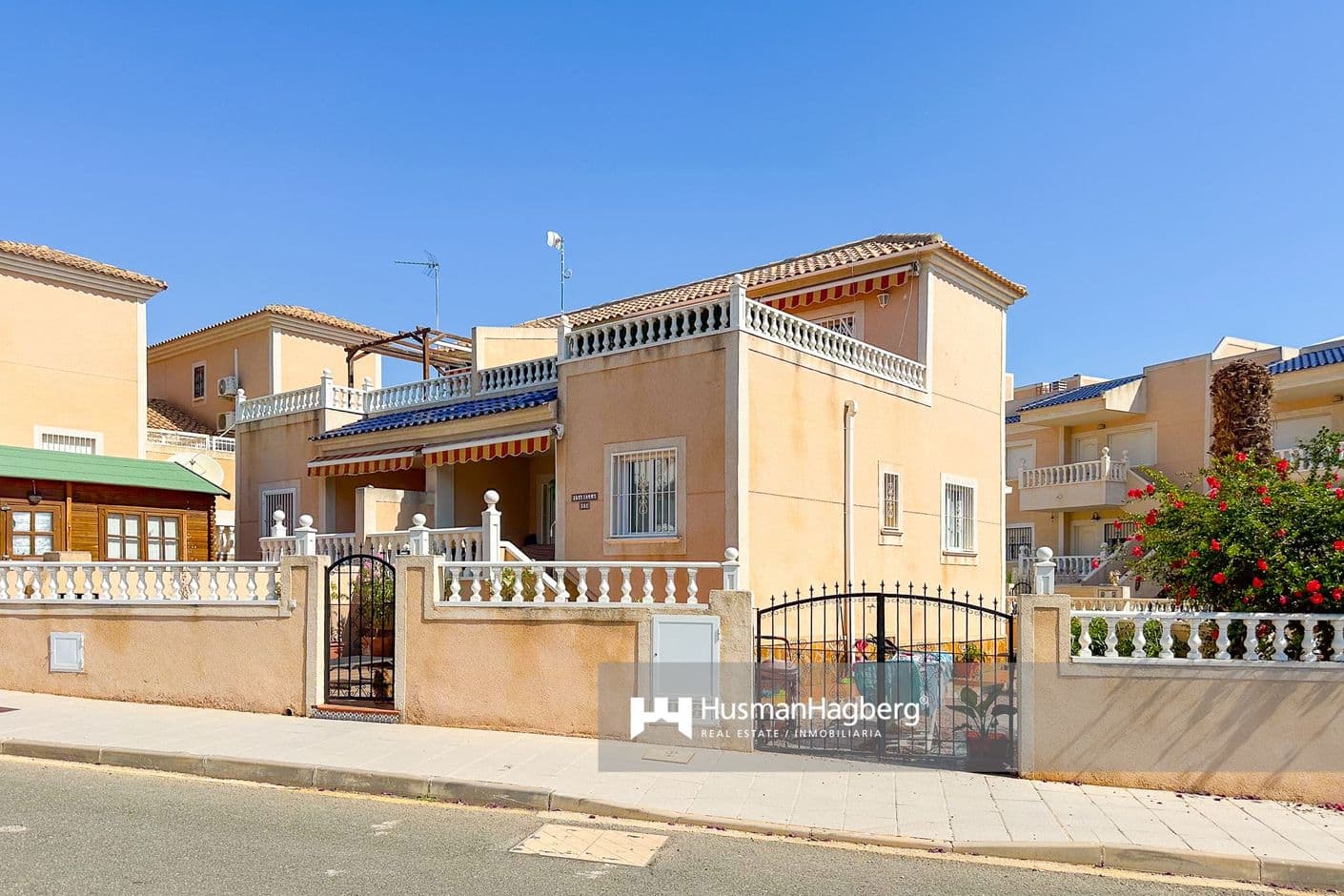 Ett harmoniskt hem bland palmer och citronträd