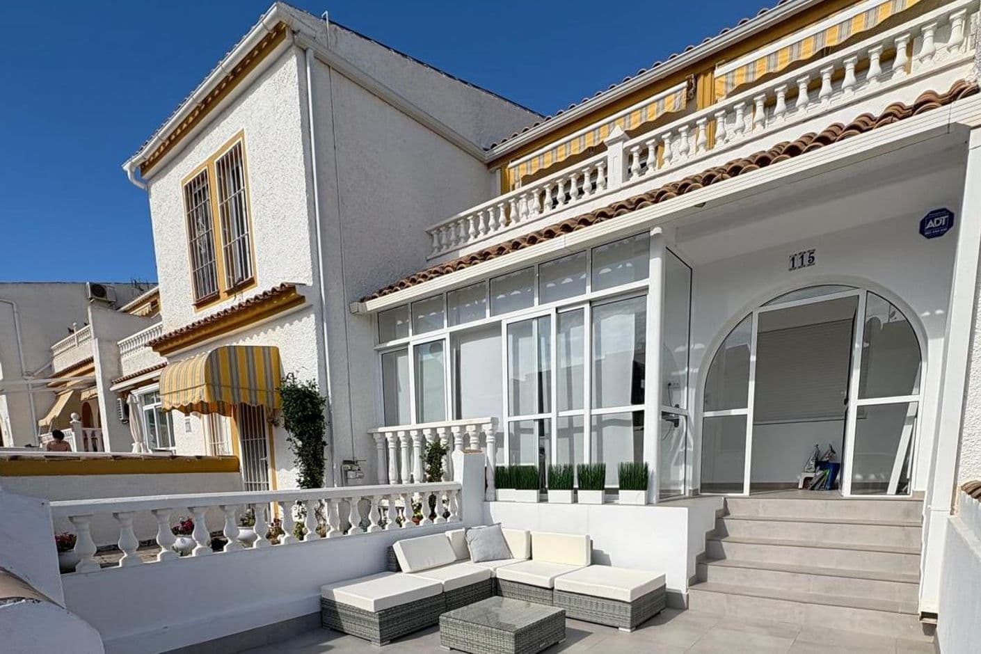 Charmigt parhus på ett plan med stor terrass och modern inredning