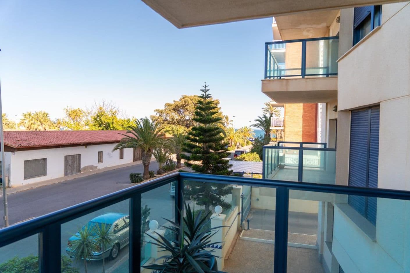 Ljus och trivsam lägenhet nära havet med härliga gemensamma ytor