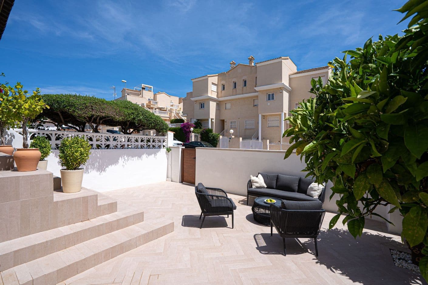 Charmigt renoverat hem med soligt läge och inbjudande uteplatser