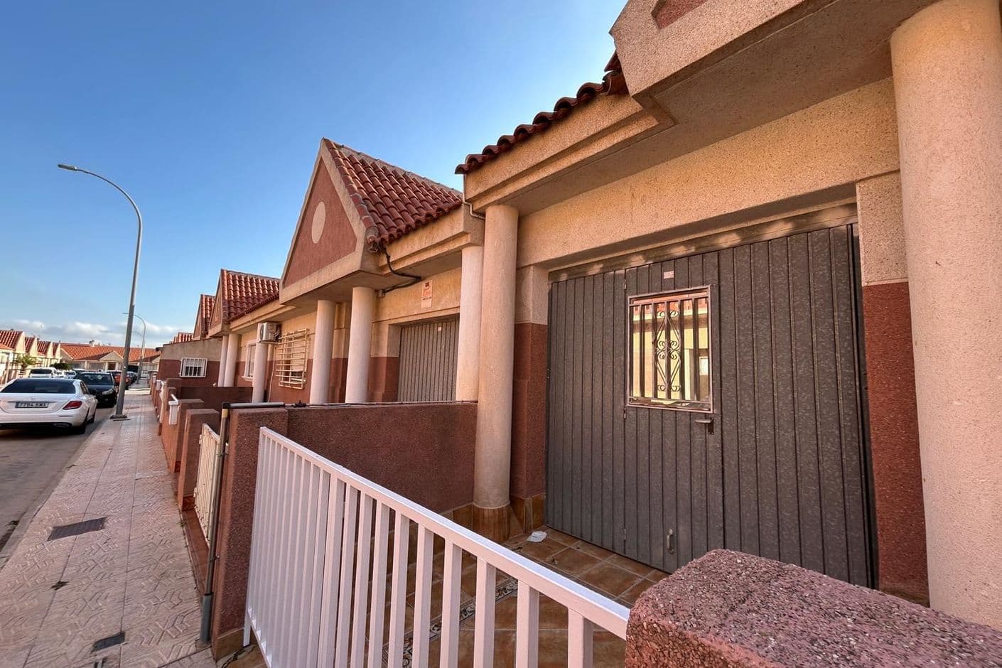 Rymligt och inbjudande hem med generösa ytor och solig terrass