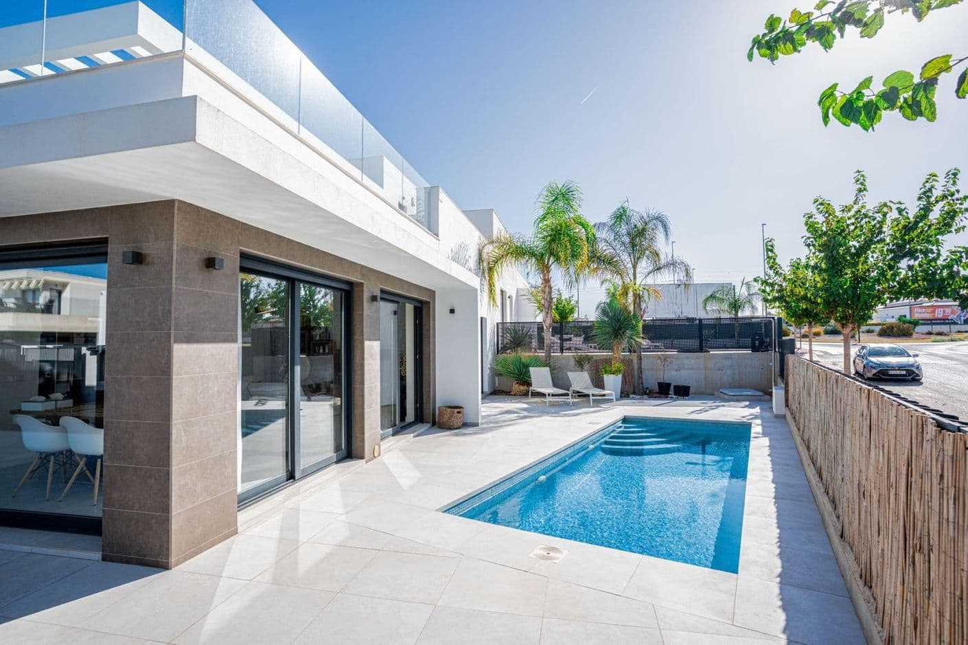 Modern familjevilla med soligt läge, privat pool och generösa ytor