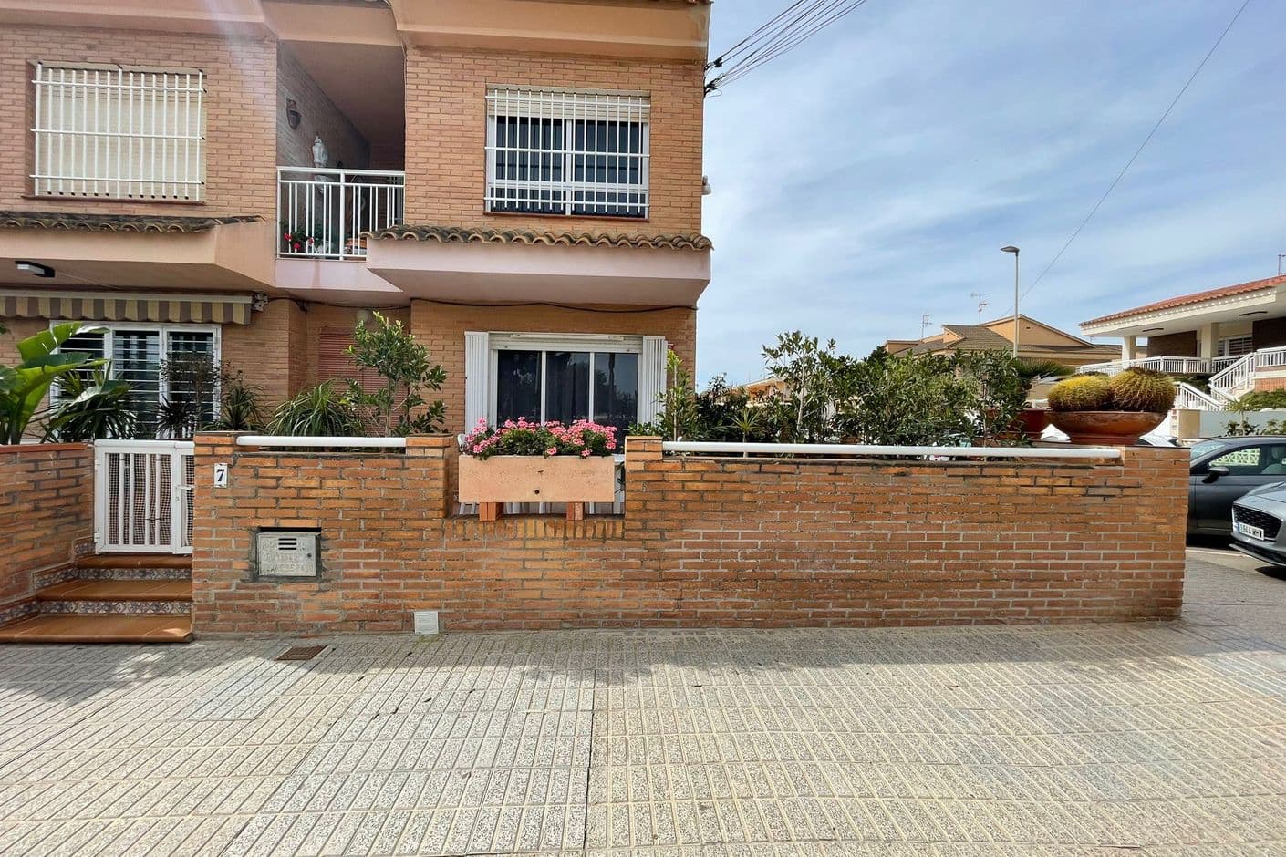 Radhus med ett attraktivt hörnläge och stor takterrass med fina vyer