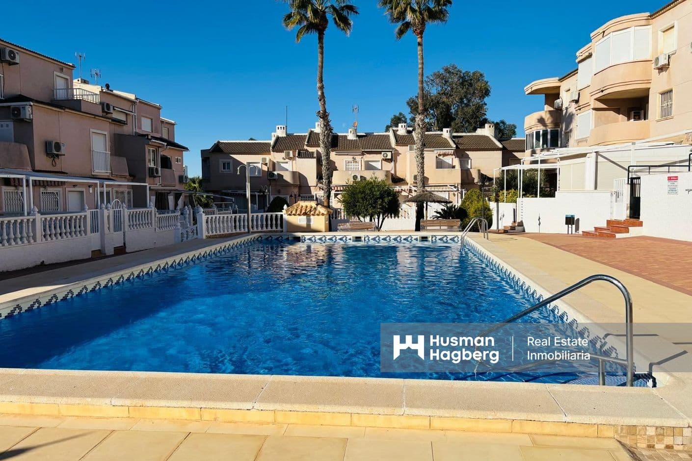 Radhus med uteplatser, terrasser, havsutsikt och gemensam pool