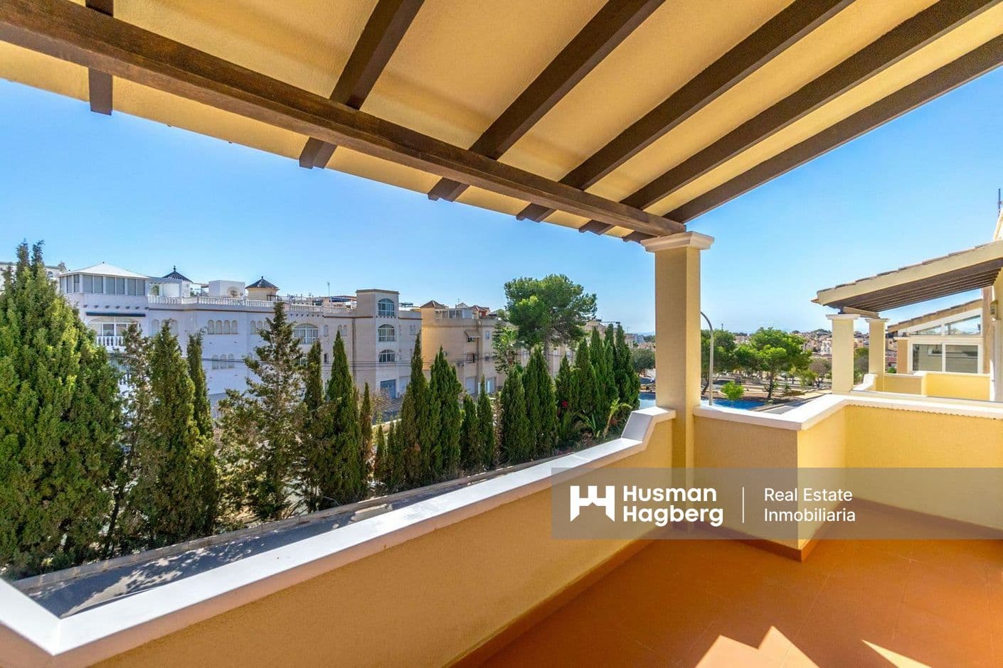 Villa med takterrass, terrass och gemensam pool