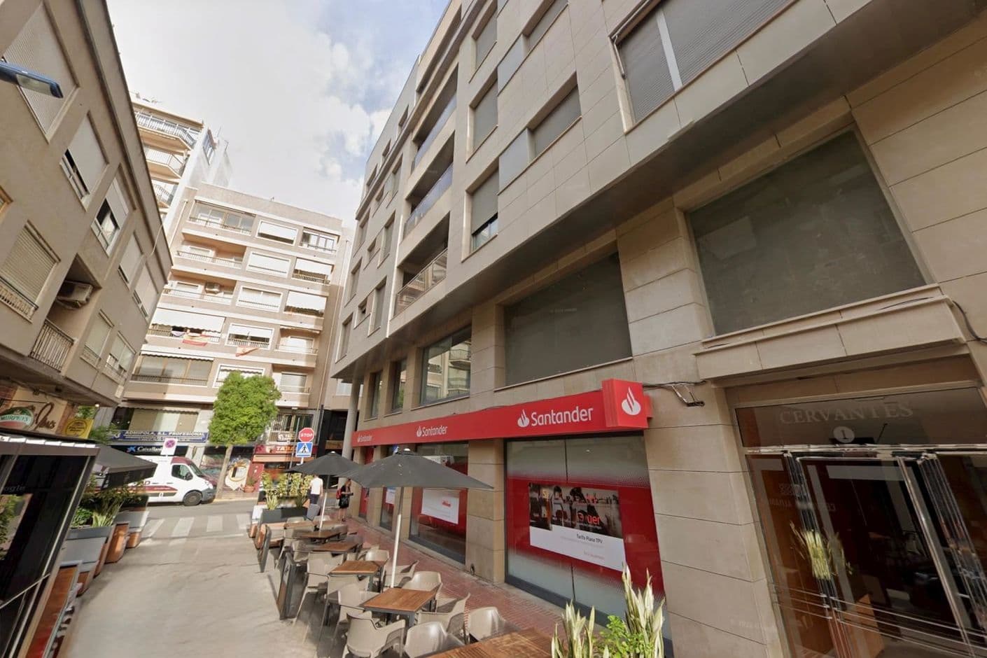 Rymlig lägenhet med ljusa rum och generös balkong