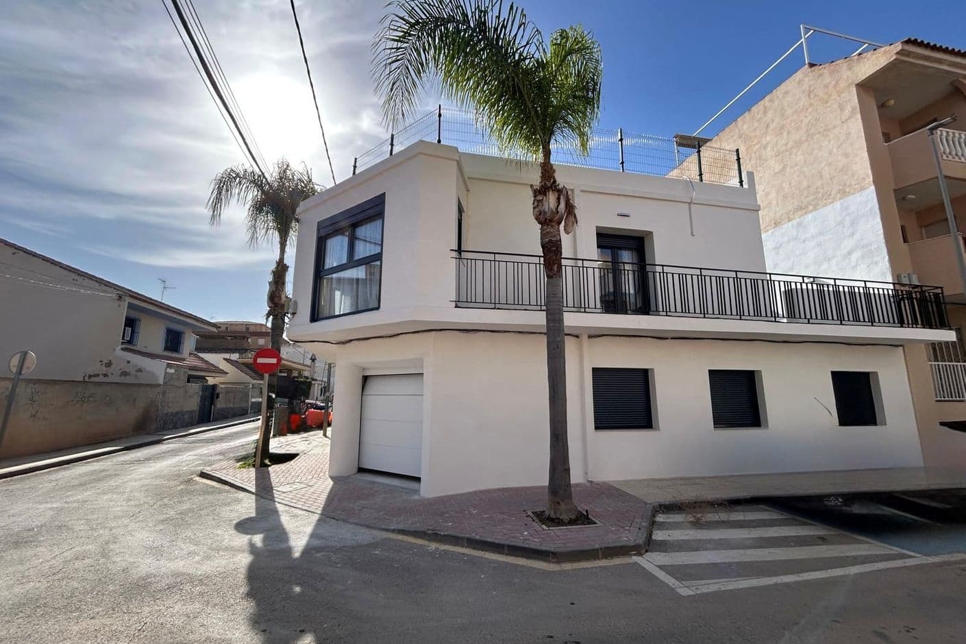 Renoverat parhus med generösa ytor och soligt takterrassliv