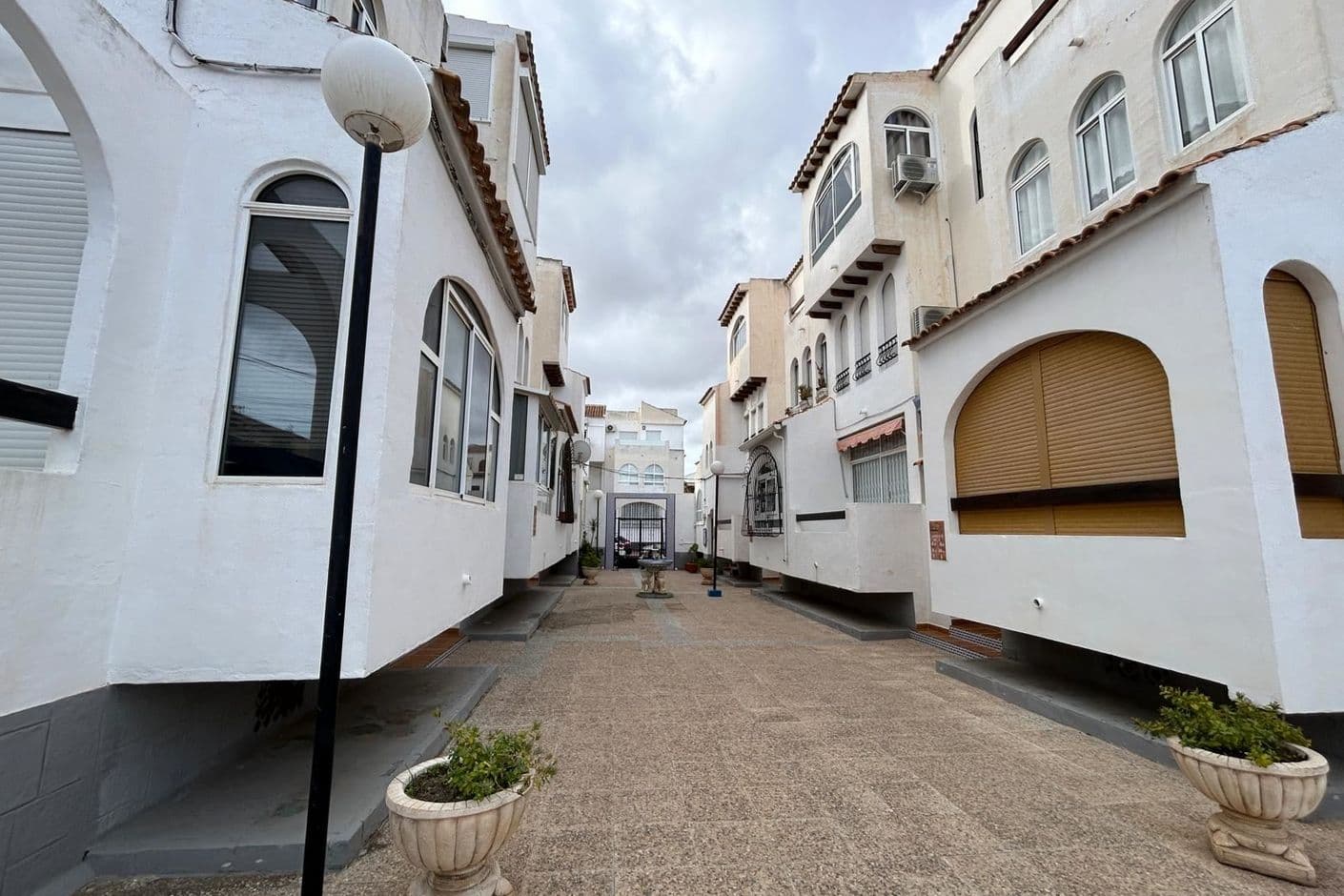 Kompakt och välplanerad lägenhet med pool och grönområden