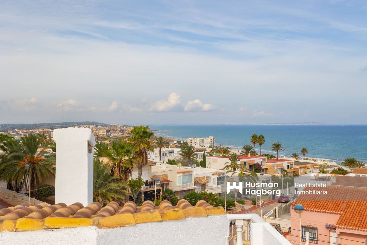 Charmigt radhus med takterrass i soligt läge och havsutsikt