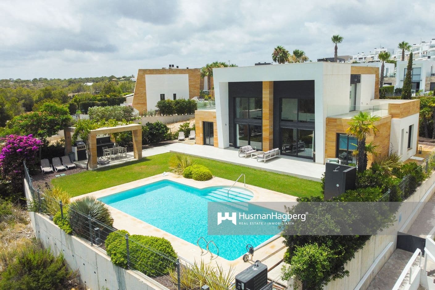 En modern oas med havsutsikt och medelhavscharm