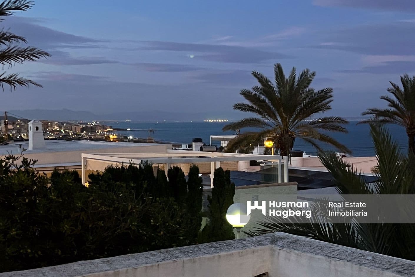 Charmig villa med ljus, rymd och havsutsikt nära La Mata