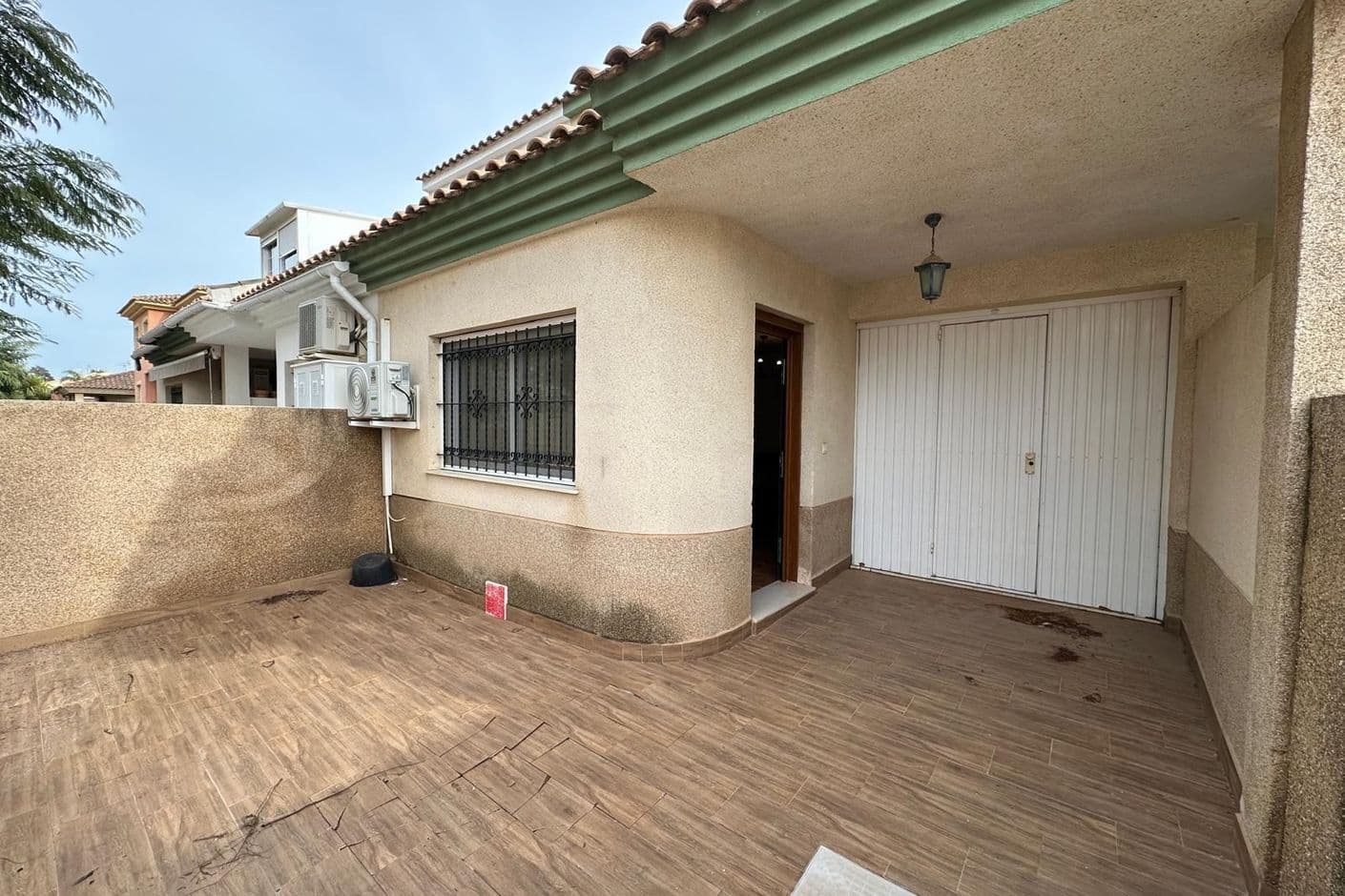 Rymligt radhus med terrass och kvällssol - nära centrum och stranden