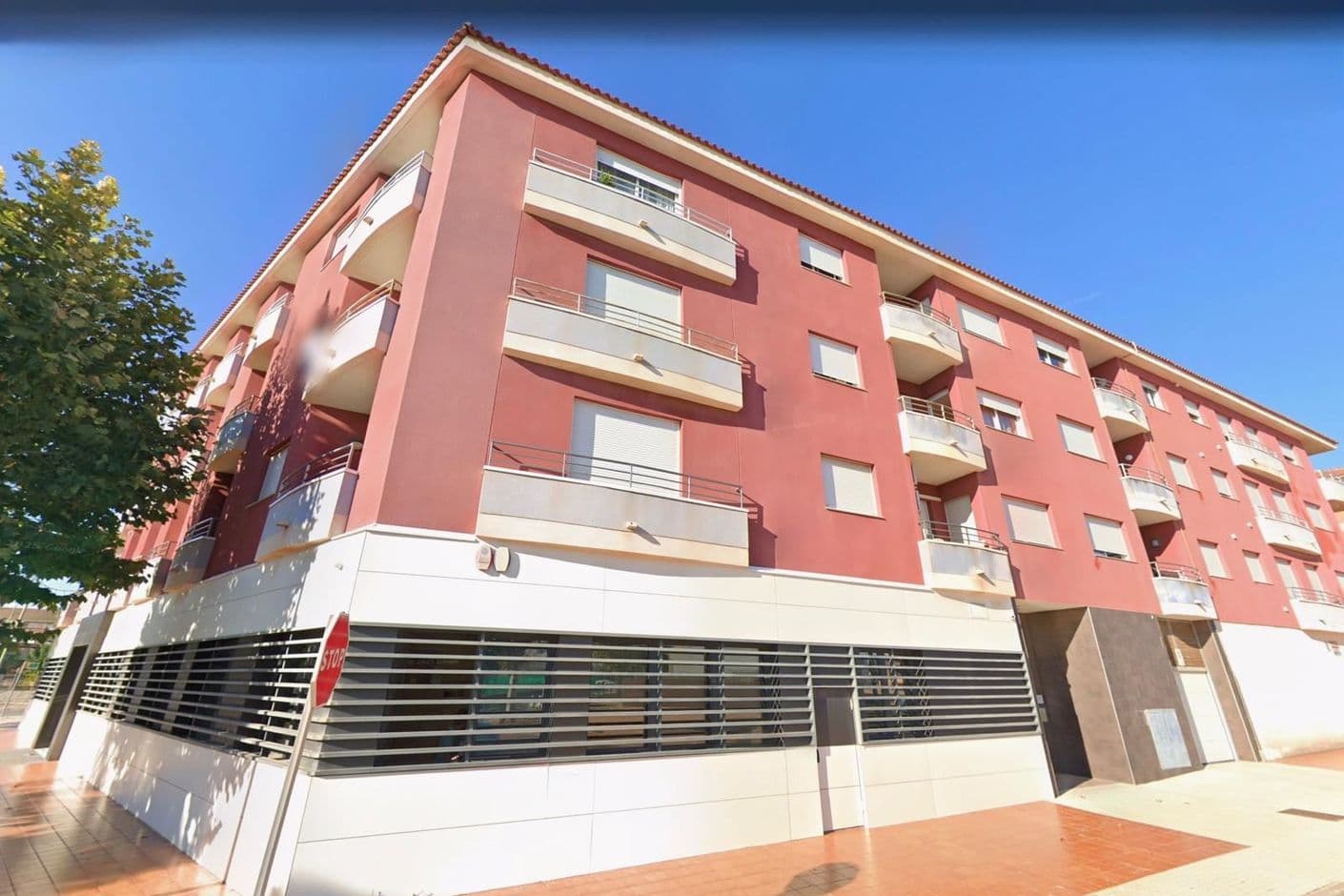 Rymlig lägenhet med tre sovrum och parkeringsplats - bekvämt boende