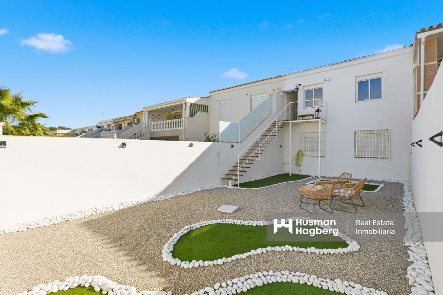 Varm och välrenoverad lägenhet med stor uteplats