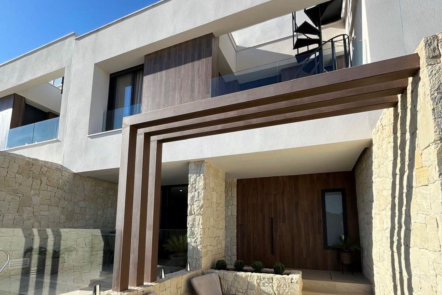 Modern elegans med privat pool och solterrass