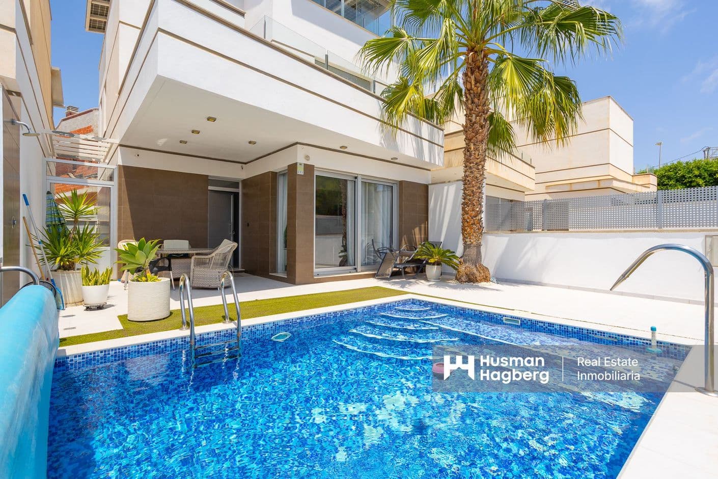 Exklusiv fristående villa med pool och solarium