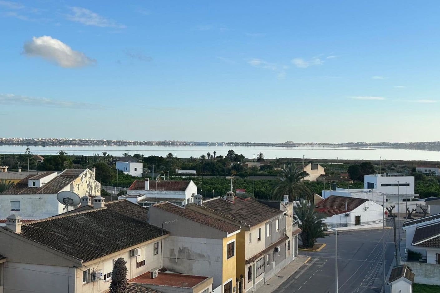 Renoverad lägenhet med takterrass och privat parkering