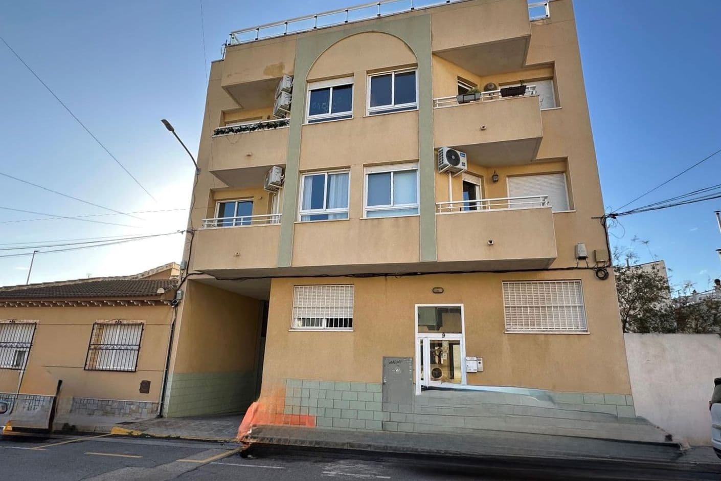 Renoverad lägenhet med takterrass och privat parkering