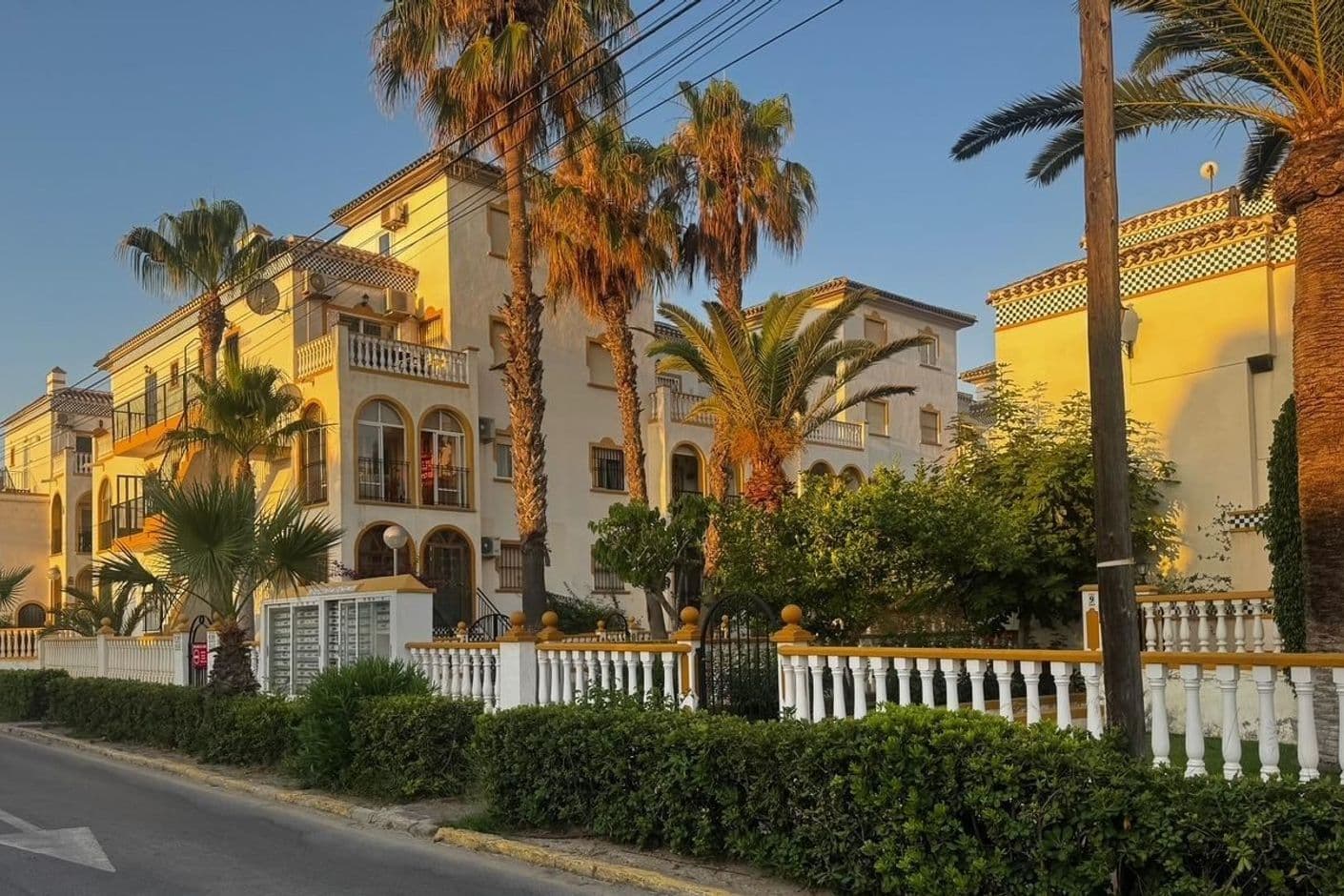 Charmig duplex med terrass och gemensamma bekvämligheter