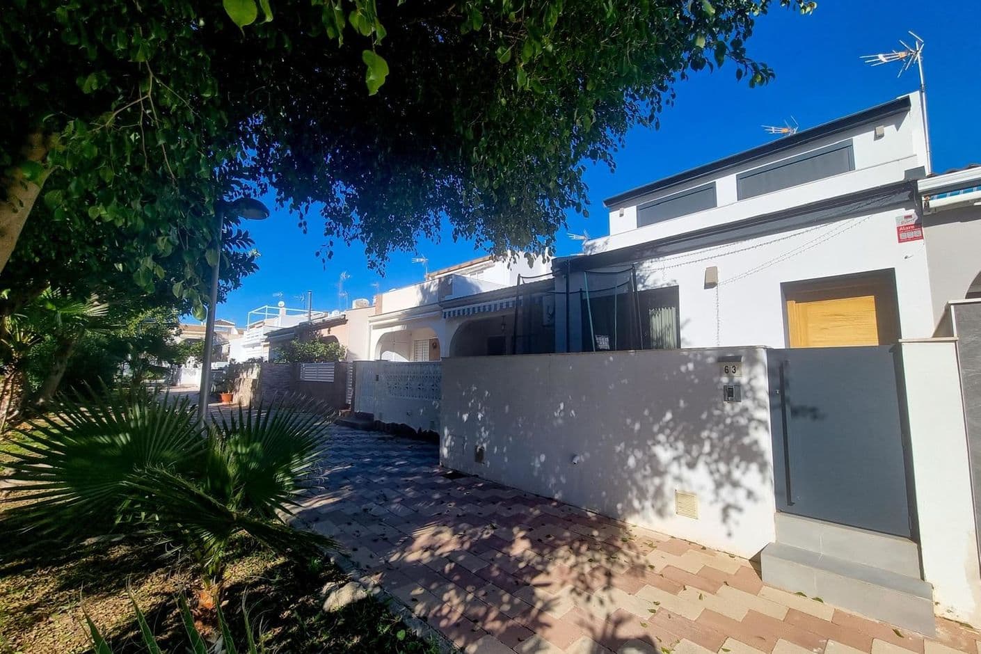 Charmigt parhus med terrass och balkong - ett hem för avkoppling