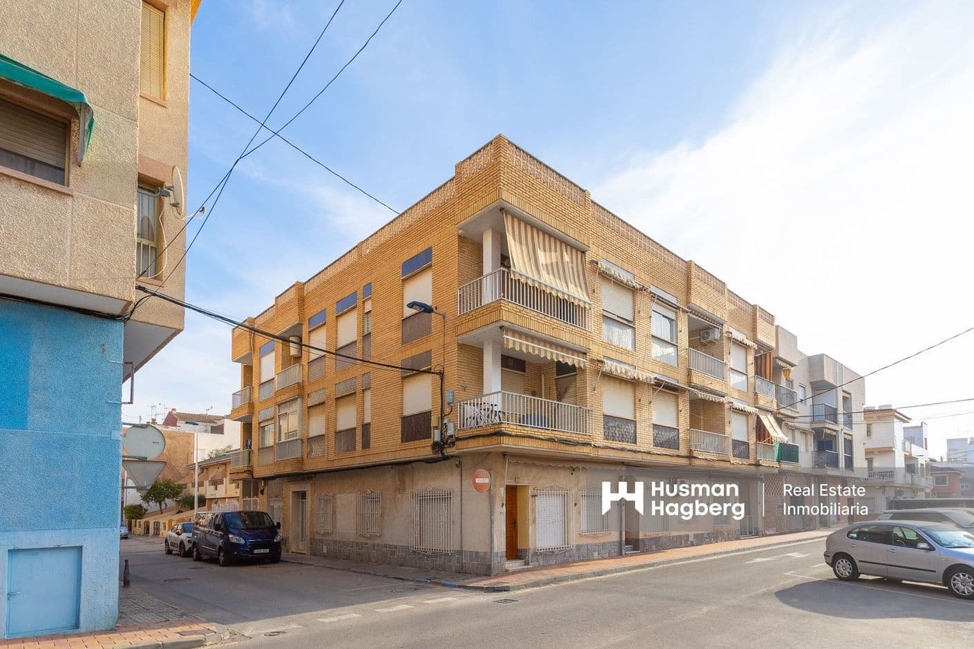 Nyrenoverad trerummare nära stranden