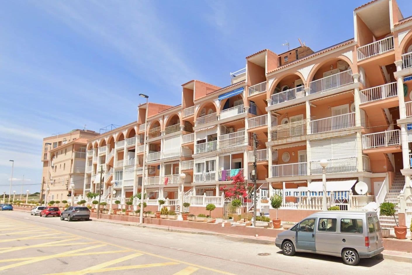 Charmig lägenhet med privat solarium och sandstranden som granne