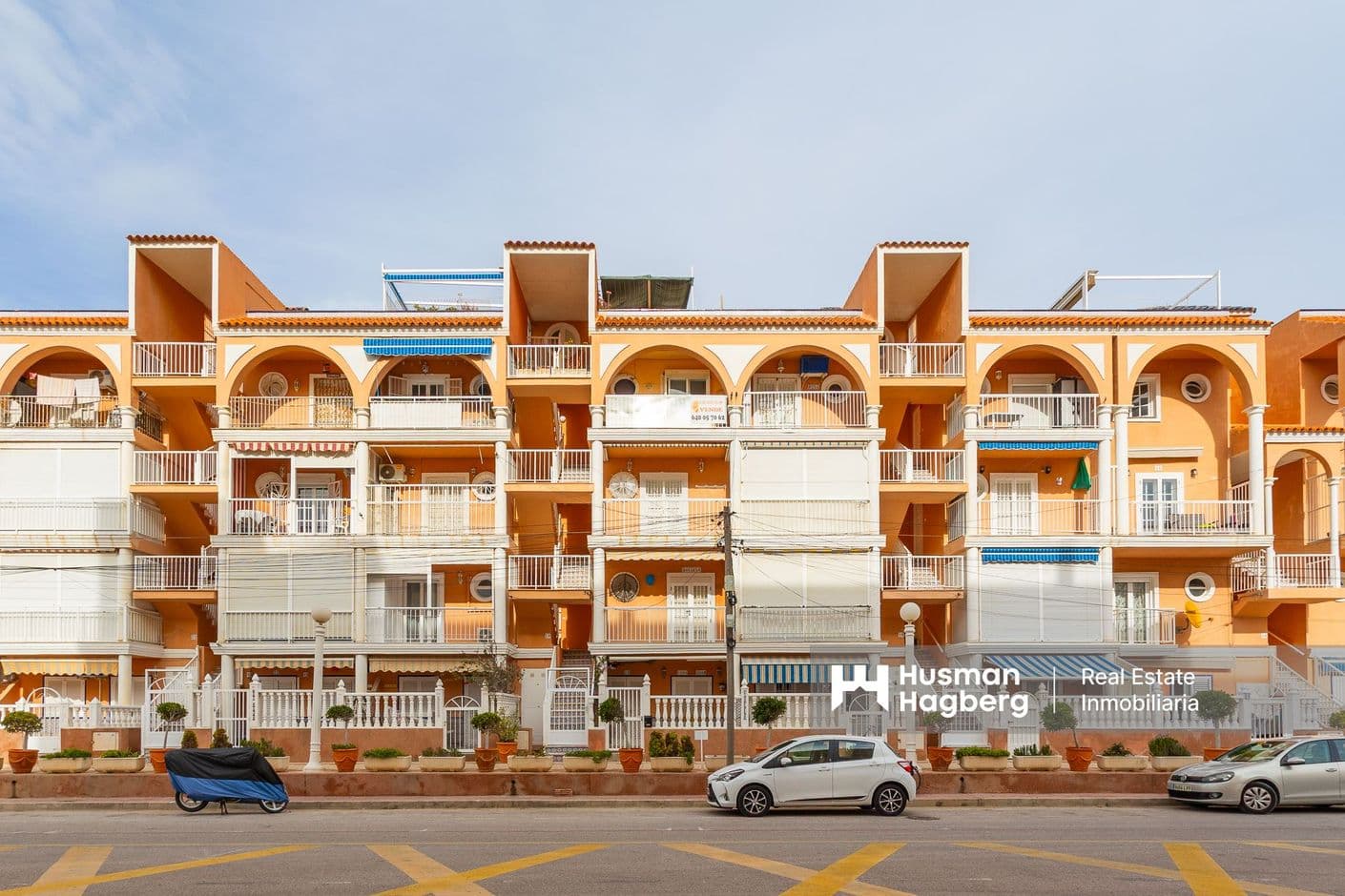 Charmig lägenhet med privat solarium och sandstranden som granne