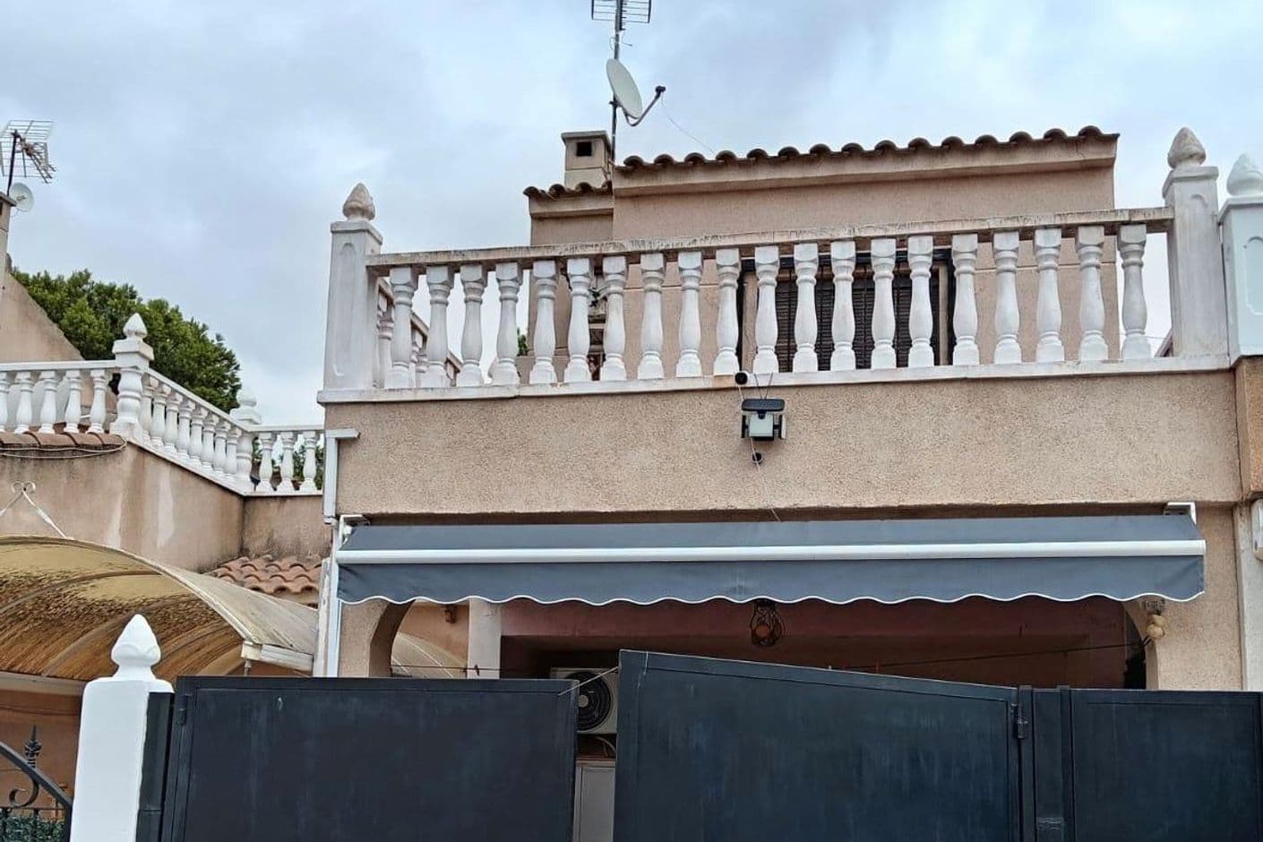 Ett charmigt hem med två soliga våningsplan och lugna omgivningar