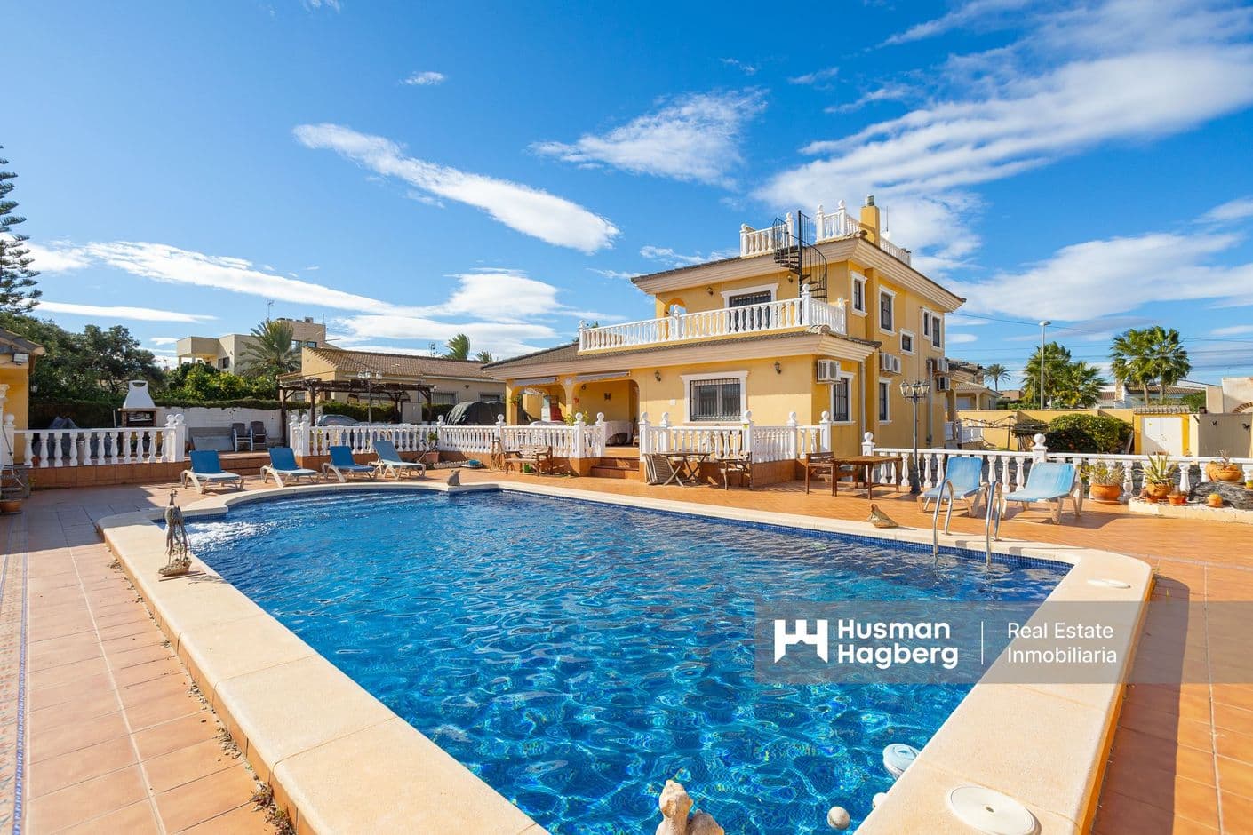 Stor tomt med rymlig villa och privat pool