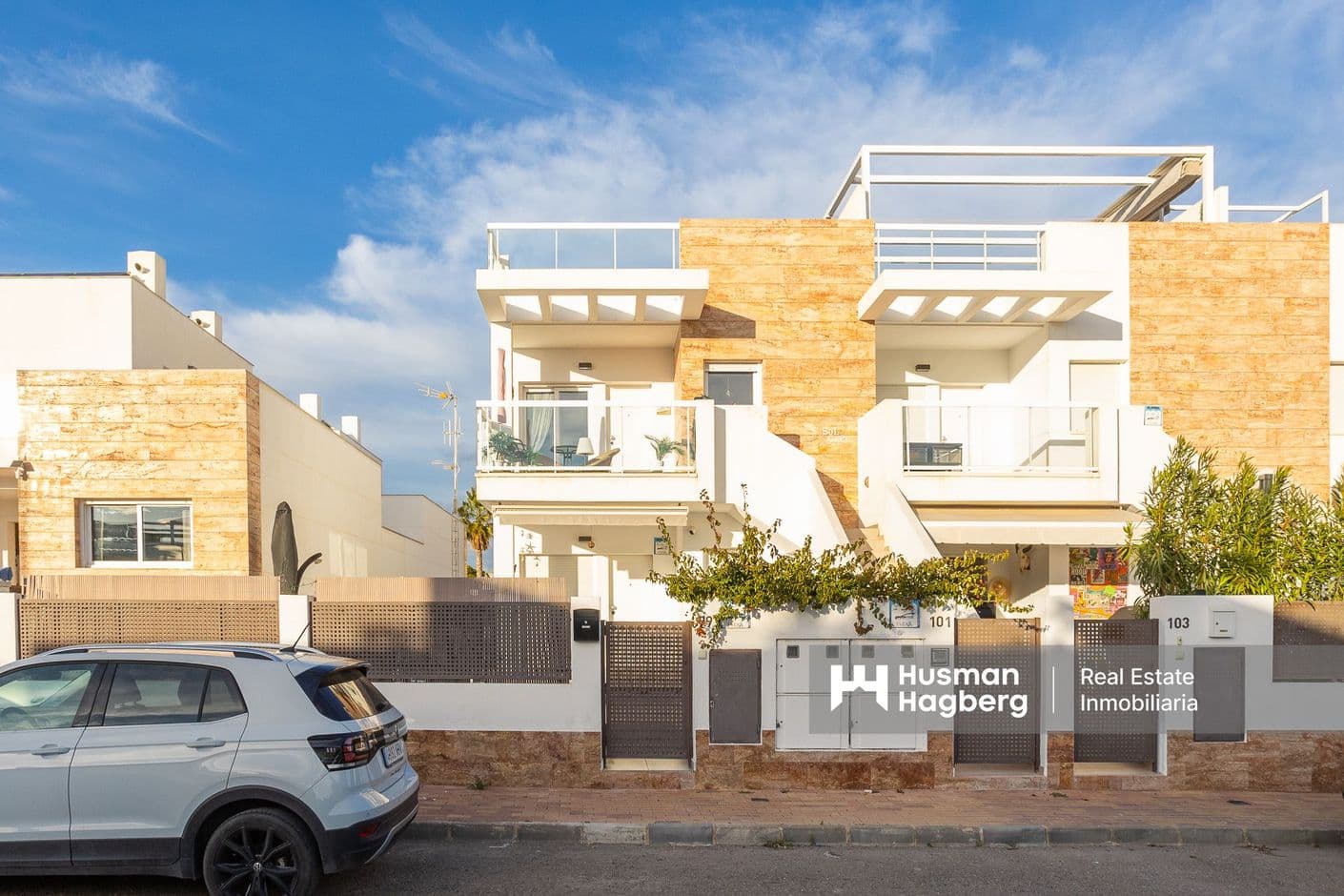 Trivsamt boende med flera uteplatser och gemensam pool nära havet