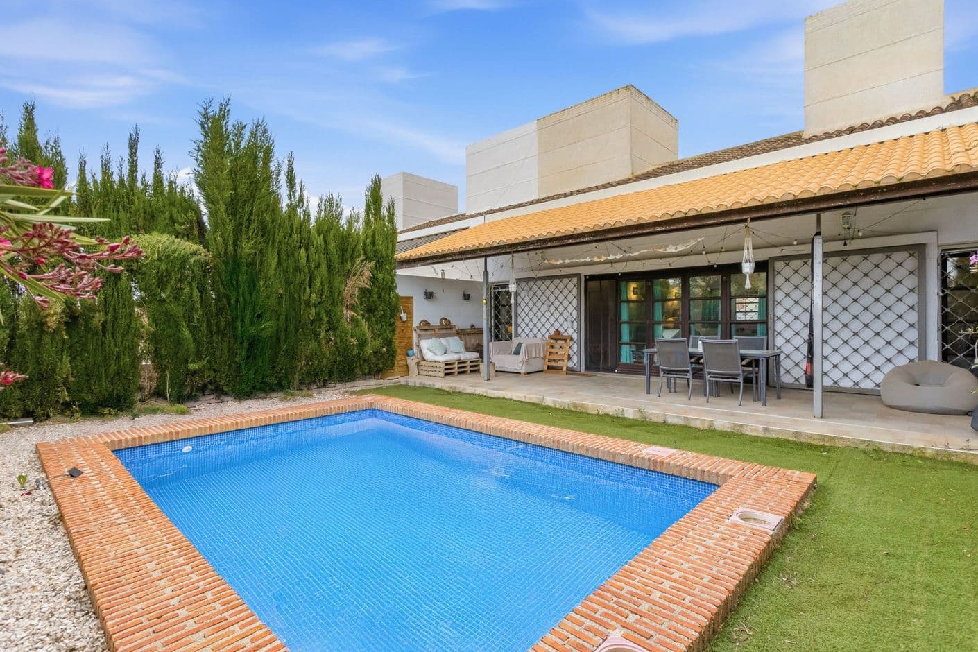 Stilfullt radhus med privat pool