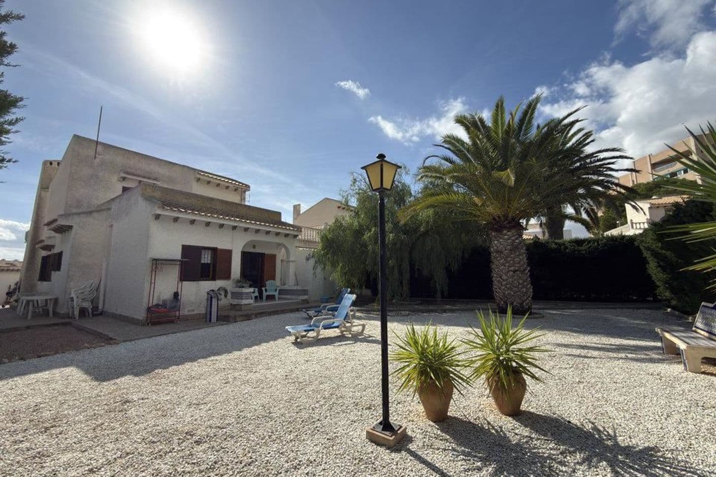 Rymligt parhus med stor tomt, flera uteplatser och rofylld omgivning