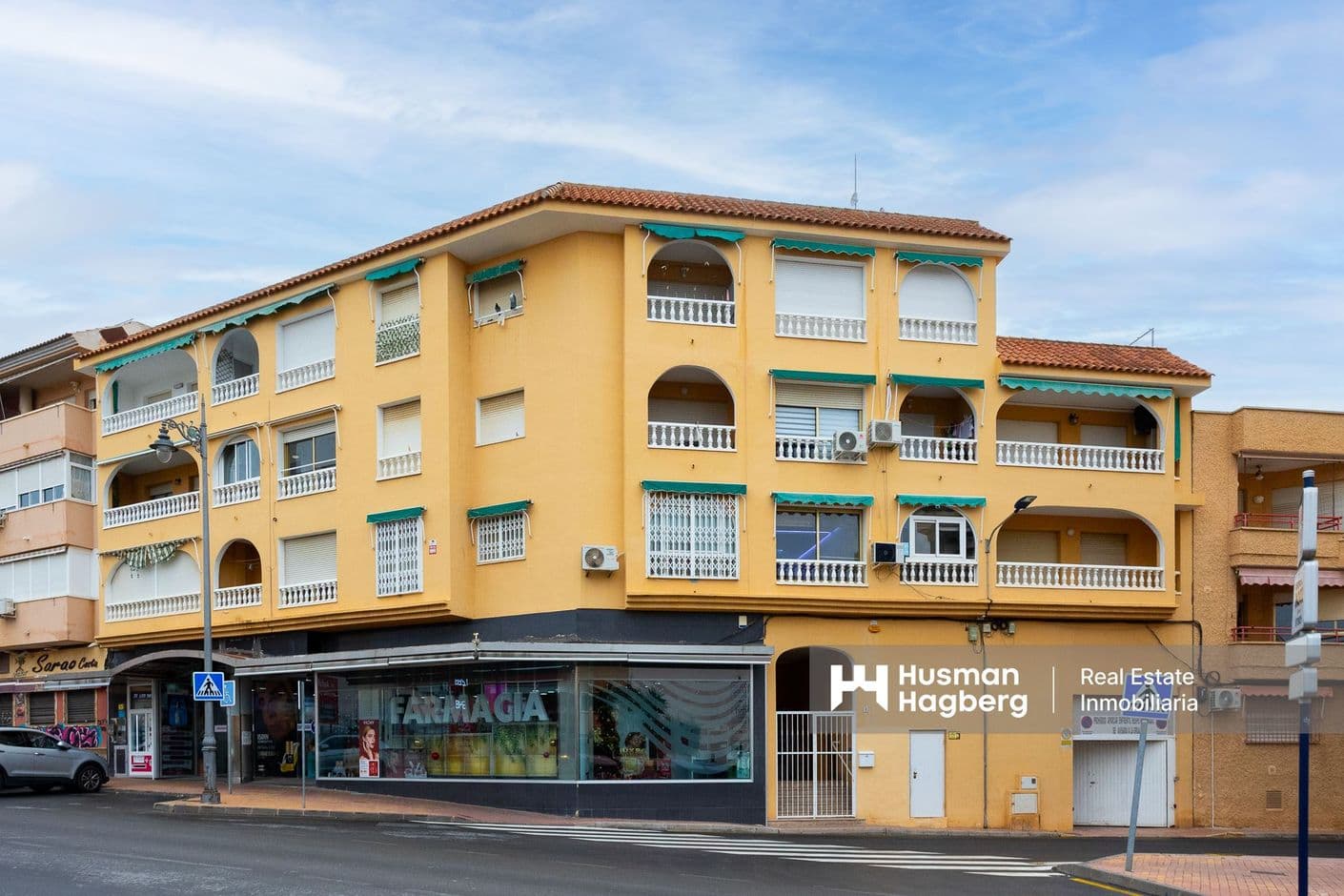 Nyrenoverad och inflyttningsklar lägenhet med poolutsikt