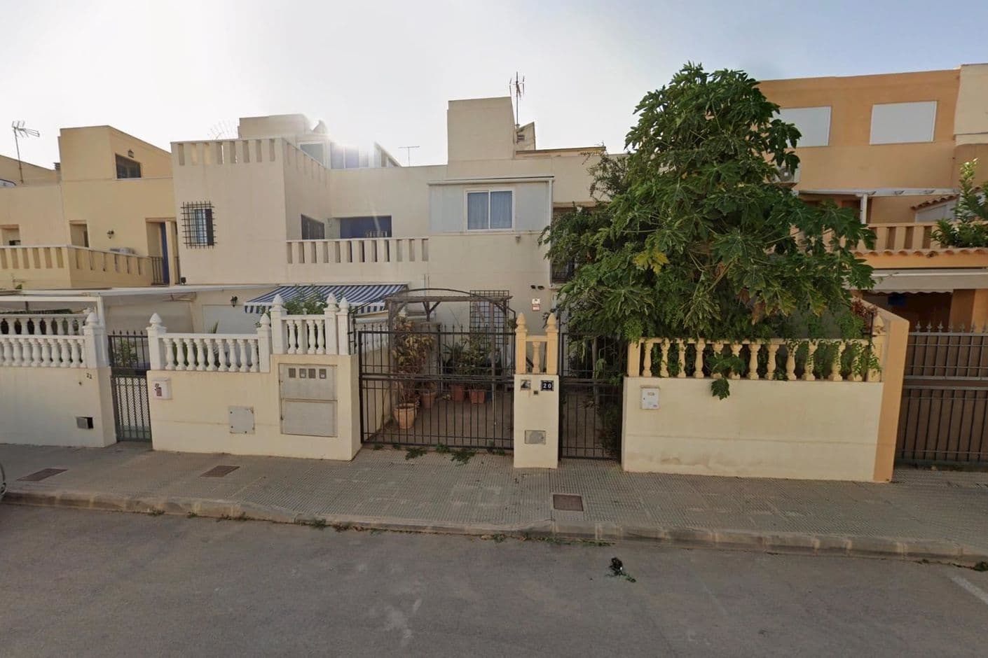 Ttt hemtrevligt boende med två plan och plats att leva och njuta