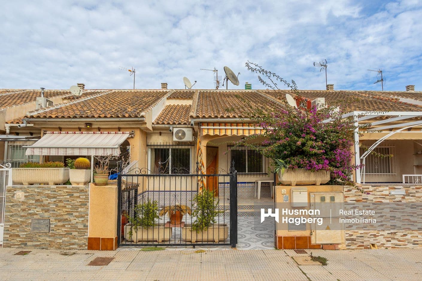 Hemtrevligt radhus beläget intill en grönskande trädgård