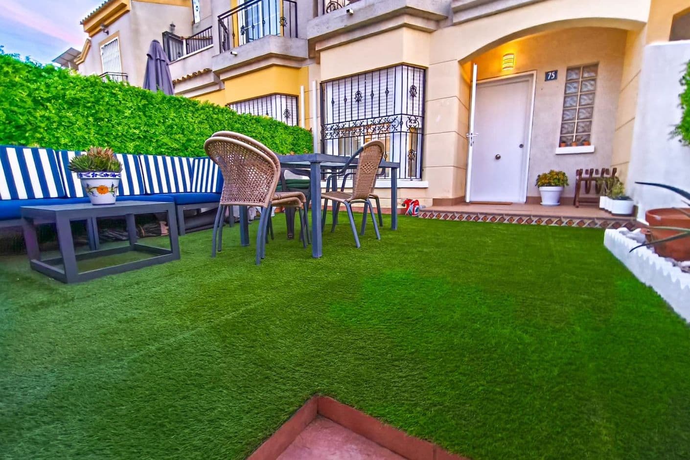 Ett lättskött hem med två plan, uteplatser och gemensam pool