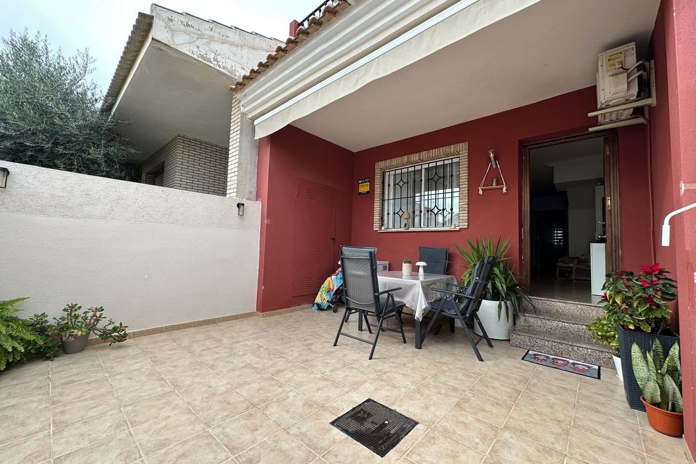 Ett charmigt radhus med två våningar och plats liv och avkoppling