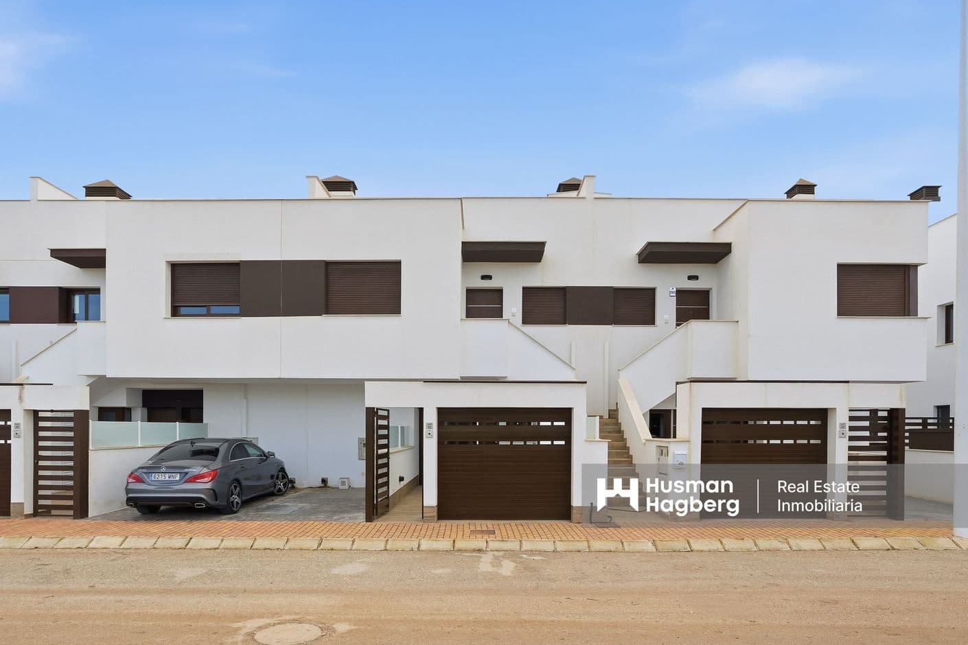 Ett inbjudande markplanshem med soliga terrasser