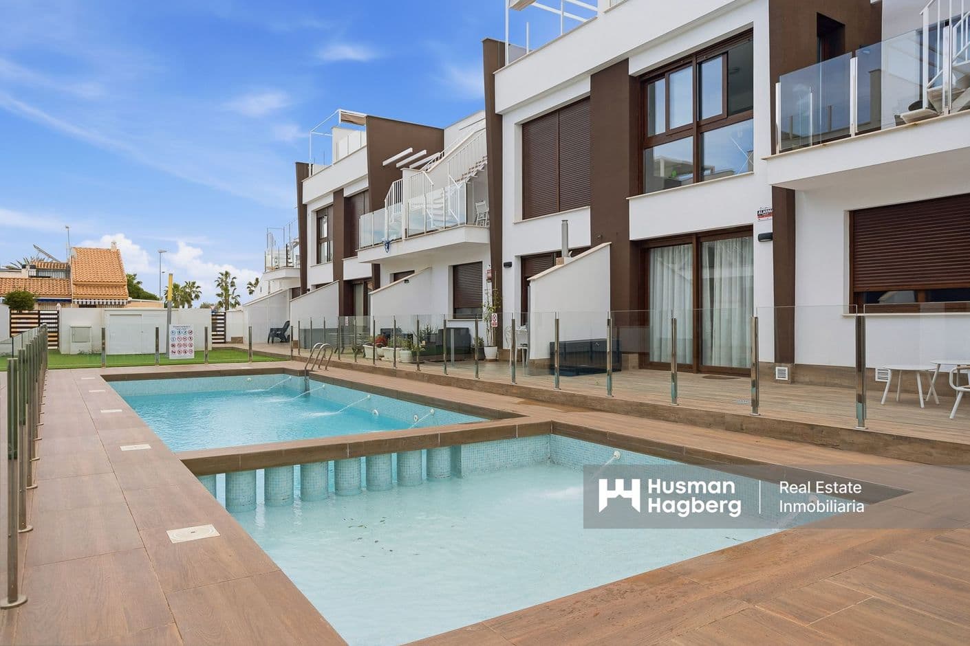 Ett inbjudande markplanshem med soliga terrasser