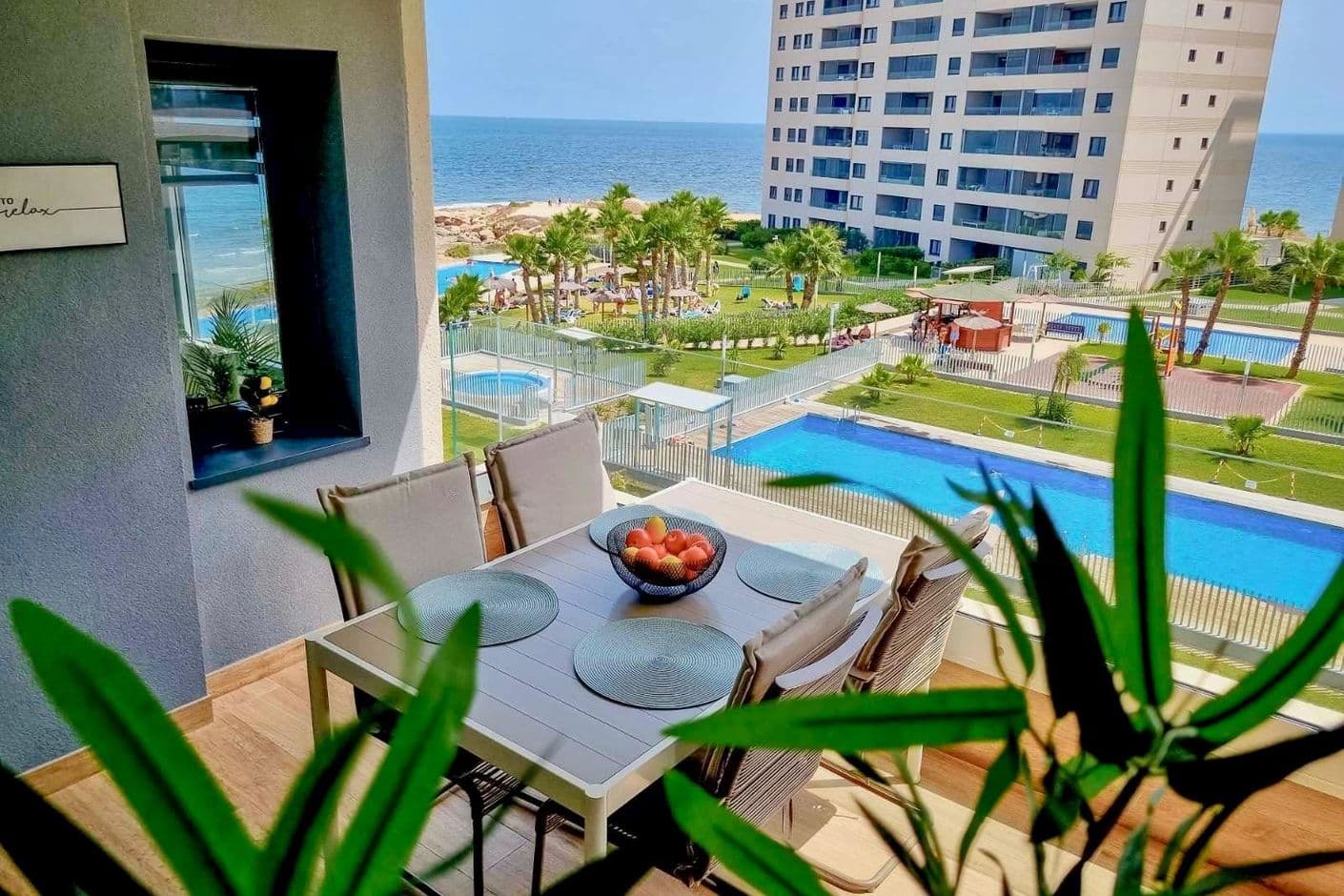 Stilfull våning med soligt läge och oslagbar närhet till havet