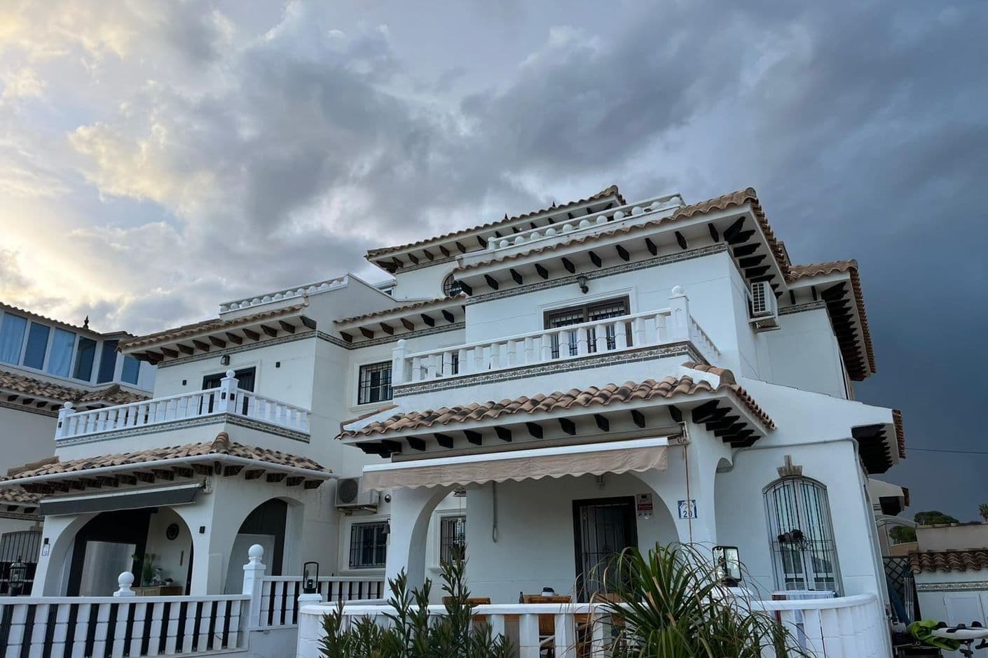 Trivsamt hem i flera plan med soligt läge och gemensam pool