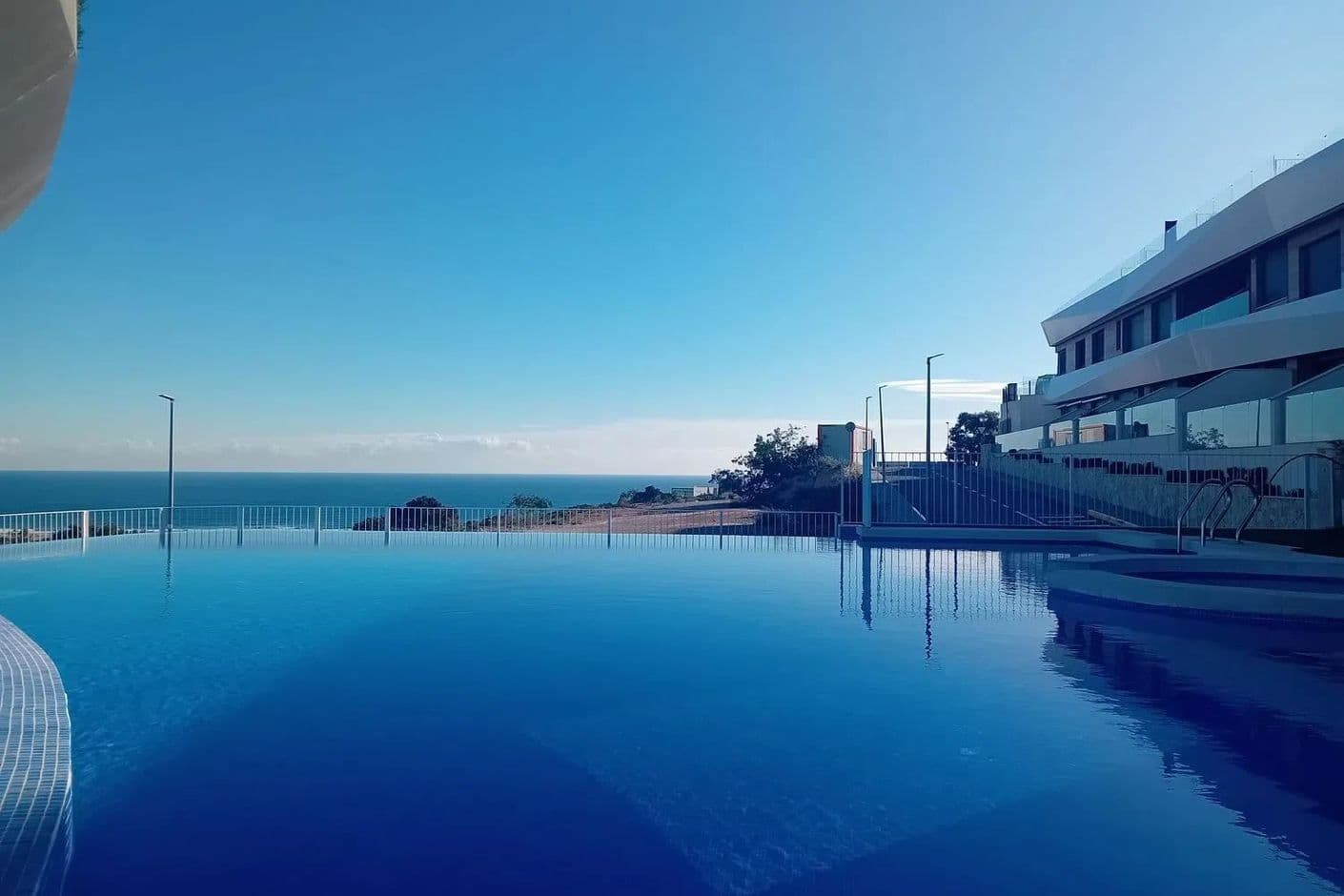 Elegant bostad i tre plan med soliga uteplatser