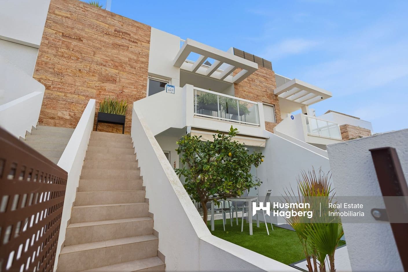 Välplanerat hem med generösa uteplatser och stilfull möblering