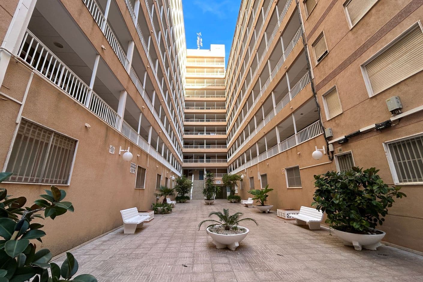 Trivsam lägenhet nära stranden med bekväm planlösning och hiss