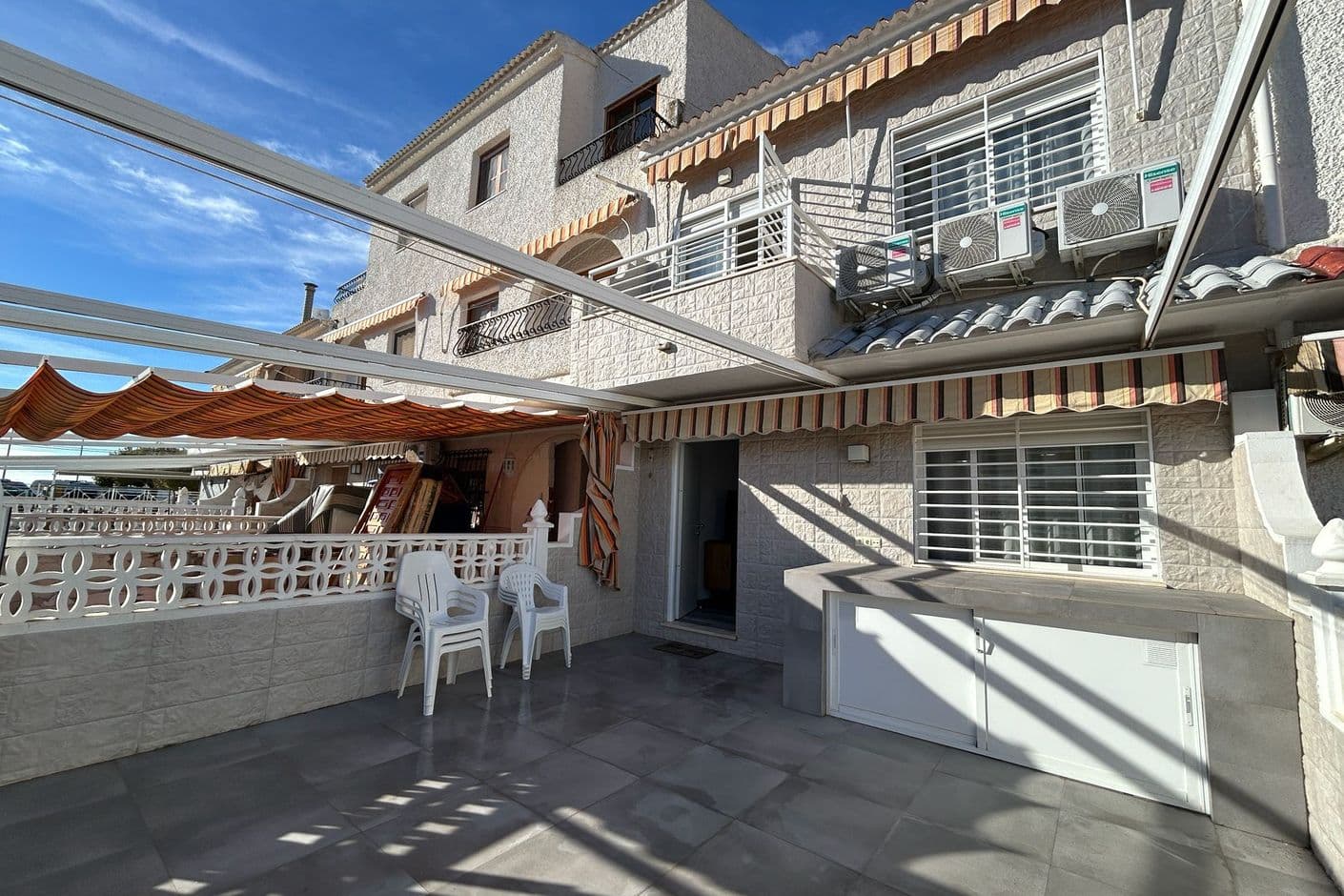 Charmigt radhus i två plan med solig terrass och smart planlösning