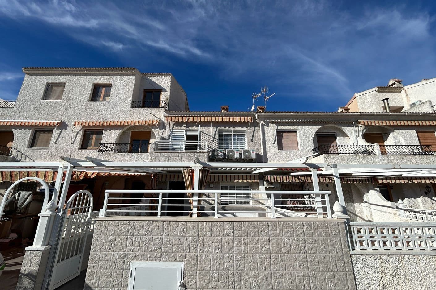 Charmigt radhus i två plan med solig terrass och smart planlösning