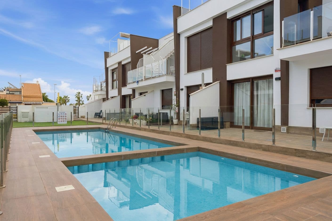 Ett inbjudande markplanshem med soliga terrasser