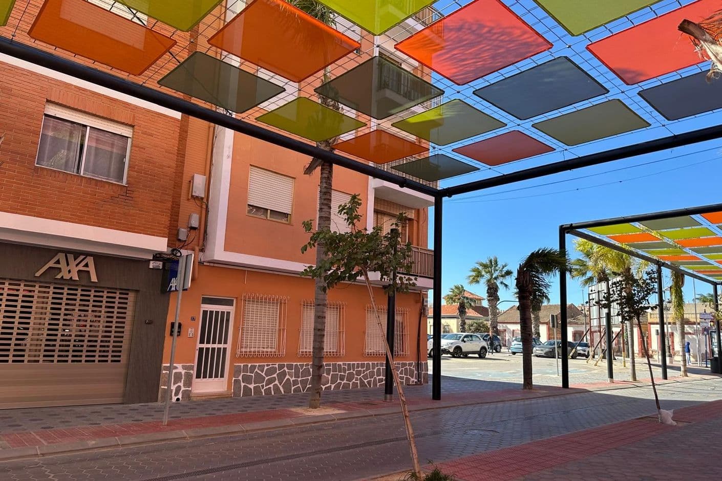 Rymlig markplanslägenhet med tre sovrum och privat patio