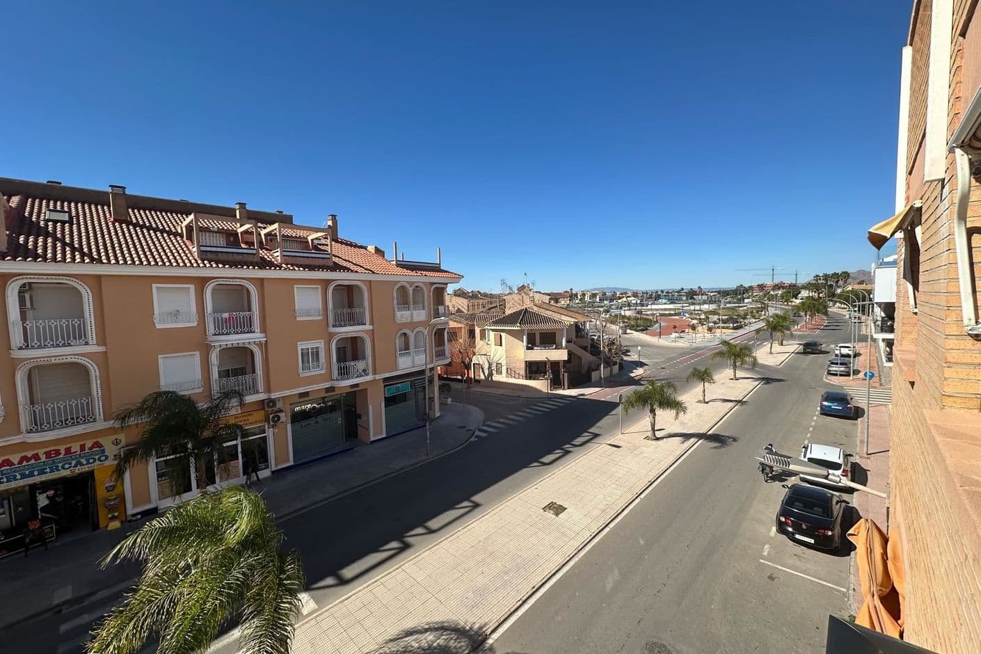 Ljus och rymlig lägenhet med tre sovrum och kvällssol nära havet